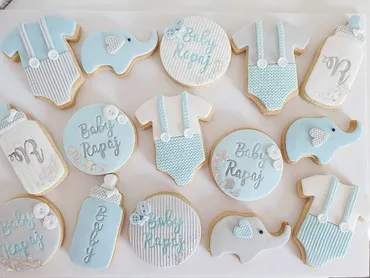 Cream and pink Happy Birthday Kelly 40th iced biscuits with floral bouquet and heart designs