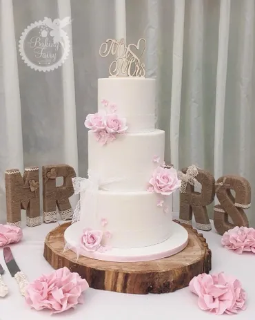 Individual push-up cake cups with vanilla sponge, buttercream and sugar flowers